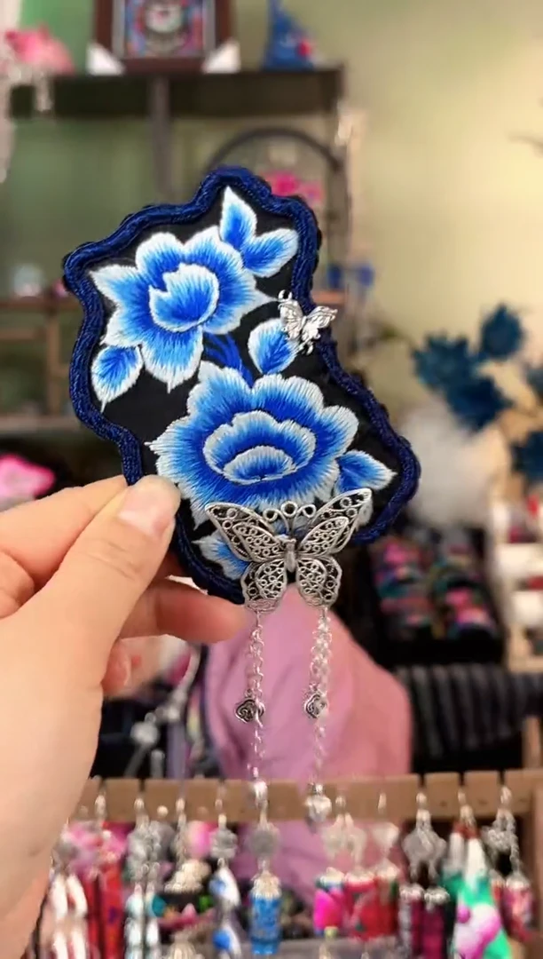 彩云南阁非遗老绣苗银饰品526