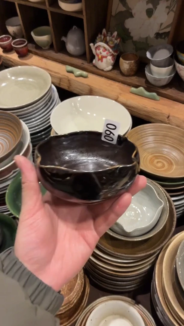 瓷片哈**尼90黑色手工四角碗1个