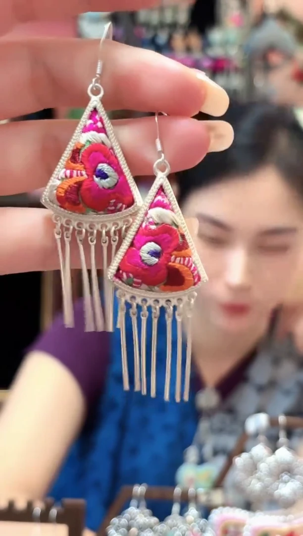织绣云织谣民族风精美饰品   693