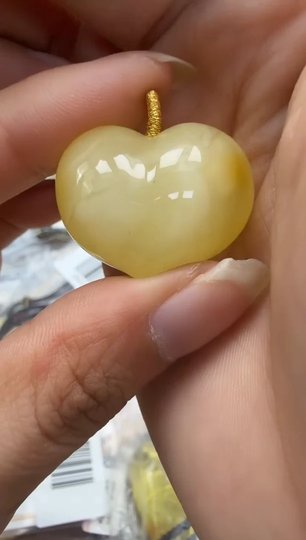 未镶嵌琥珀裸石如图