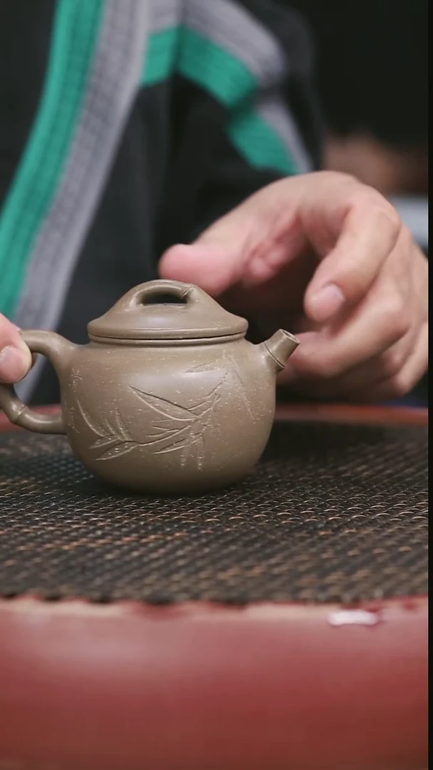 茶壶紫砂蟹壳青圆竹刻绘150CC