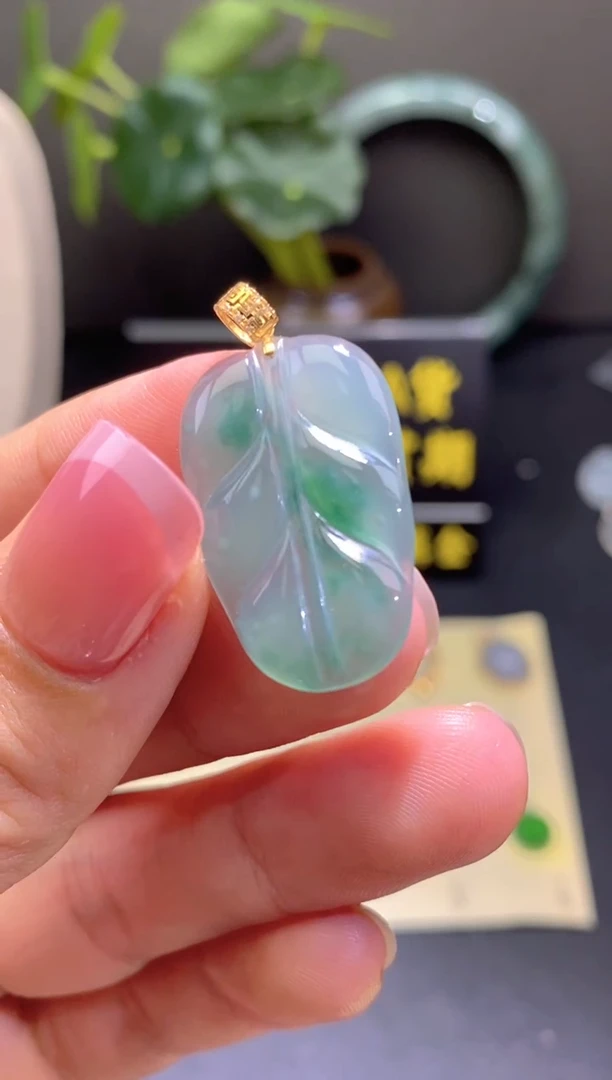 翡翠18K金镶嵌颈饰翡翠吊坠