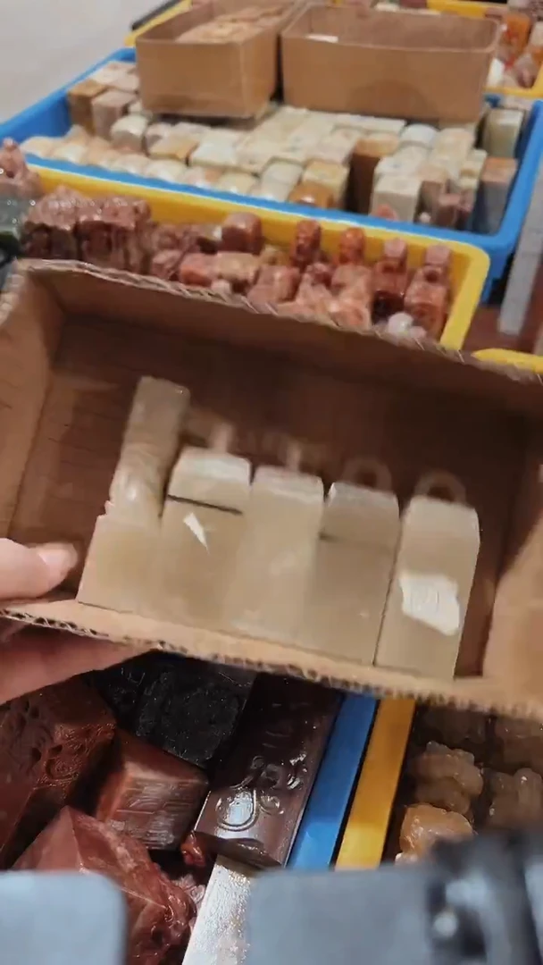 寿山石小*瑕疵不规则章带雕钮