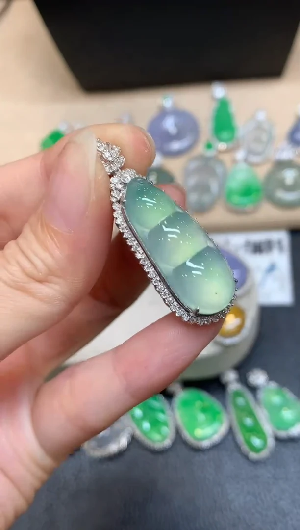 颈饰18K金镶嵌翡翠福豆【无服务费