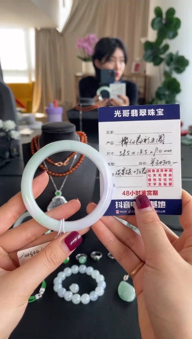 【闪购商品】翡翠手镯未镶嵌光哥特推翡翠糯化春彩正圈手镯