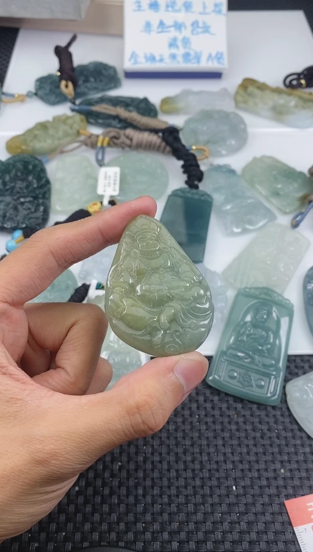 翡翠未镶嵌颈饰