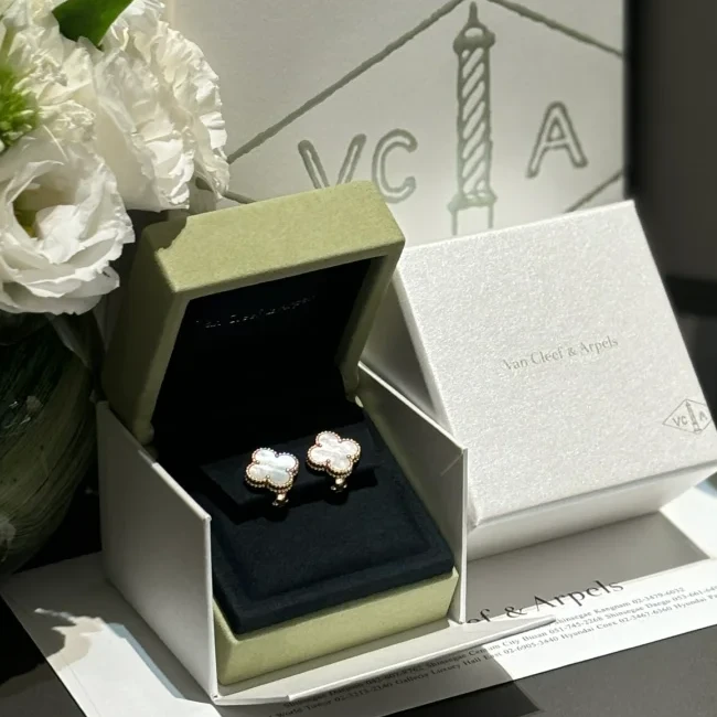 99新 梵克雅宝 【小花念念】 中号单花耳钉 18K黄金/白贝母