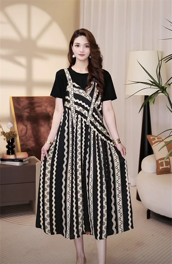 高端品质[楚楚动人]新款减龄青春时尚休闲背带裙大码气质套装1108