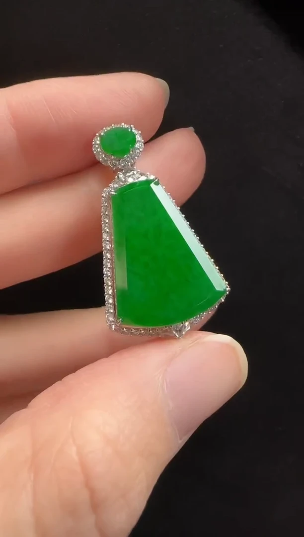 颈饰18K金镶嵌翡翠500无事牌一个