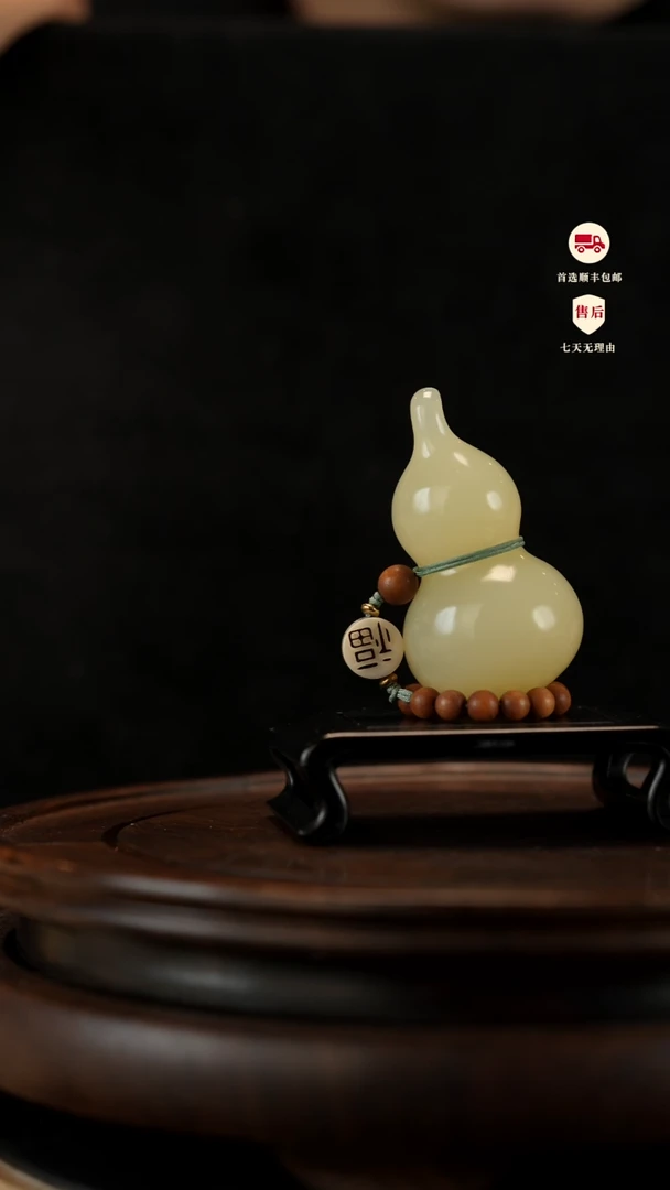 云南石竹叶青雕刻：手捻福禄手把件摆件