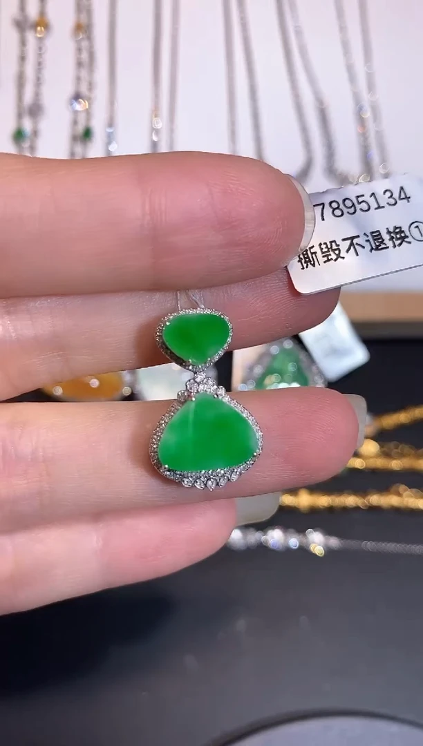 颈饰18K金镶嵌翡翠吊坠