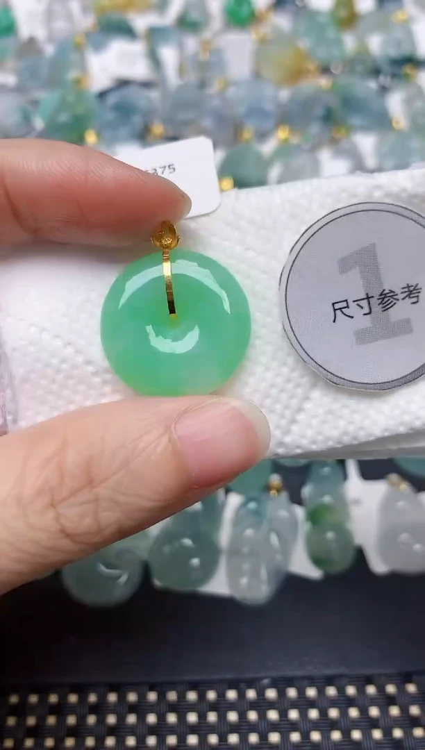 颈饰18K金镶嵌翡翠天然翡翠A货