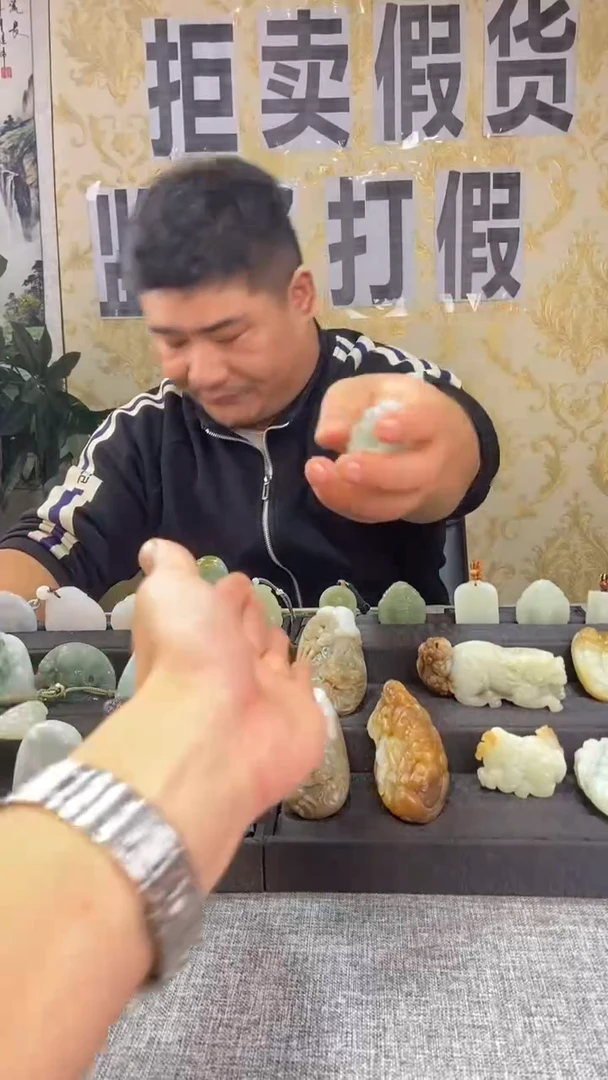 颈饰未镶嵌石英质玉（天山翠）天山翠吊坠