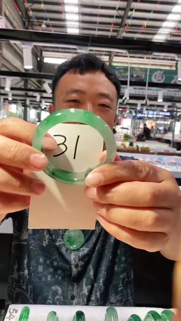 石英质玉（非洲翠）手镯未镶嵌57