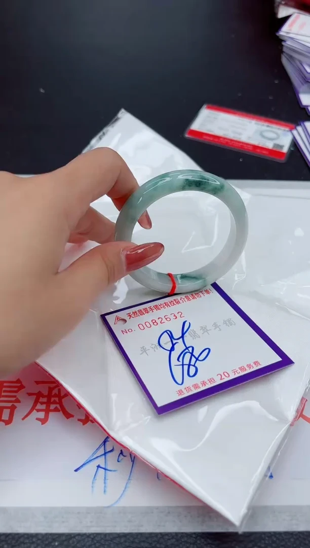 翡翠手镯未镶嵌1