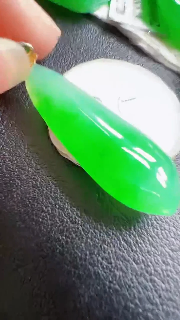 颈饰18K金镶嵌翡翠瓜