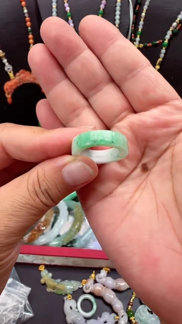 颈饰未镶嵌翡翠戒指18