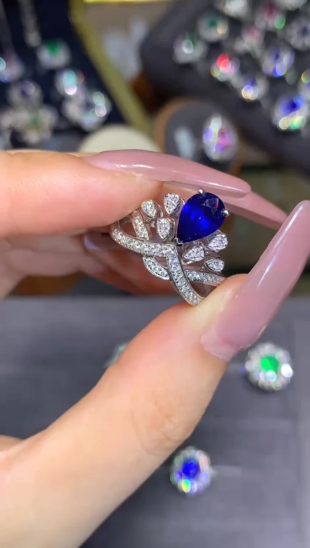 戒指蓝宝石18K金镶嵌1.35CT