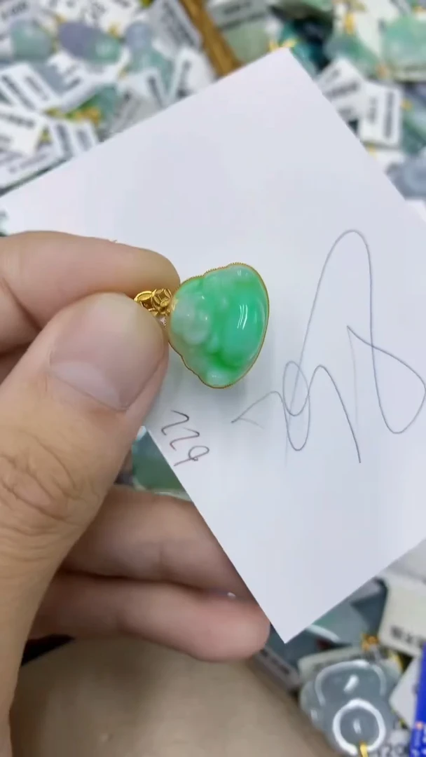 颈饰18K金镶嵌翡翠1111111111