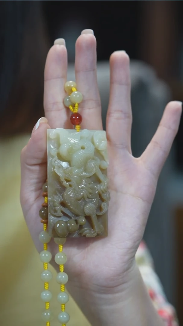 颈饰未镶嵌和田玉龙牌