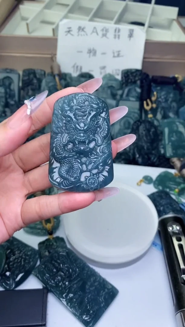颈饰未镶嵌翡翠