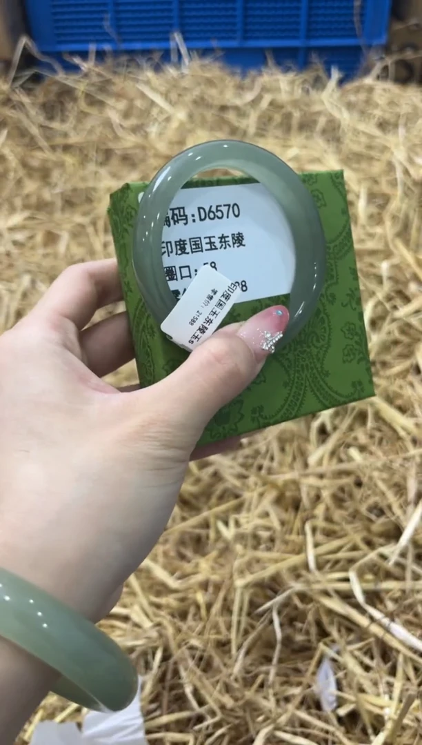 未镶嵌手镯石英质玉D6570