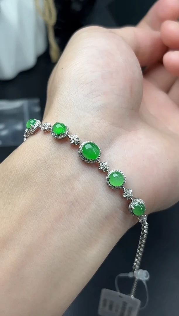 18K金镶嵌挂件翡翠绿蛋面手链