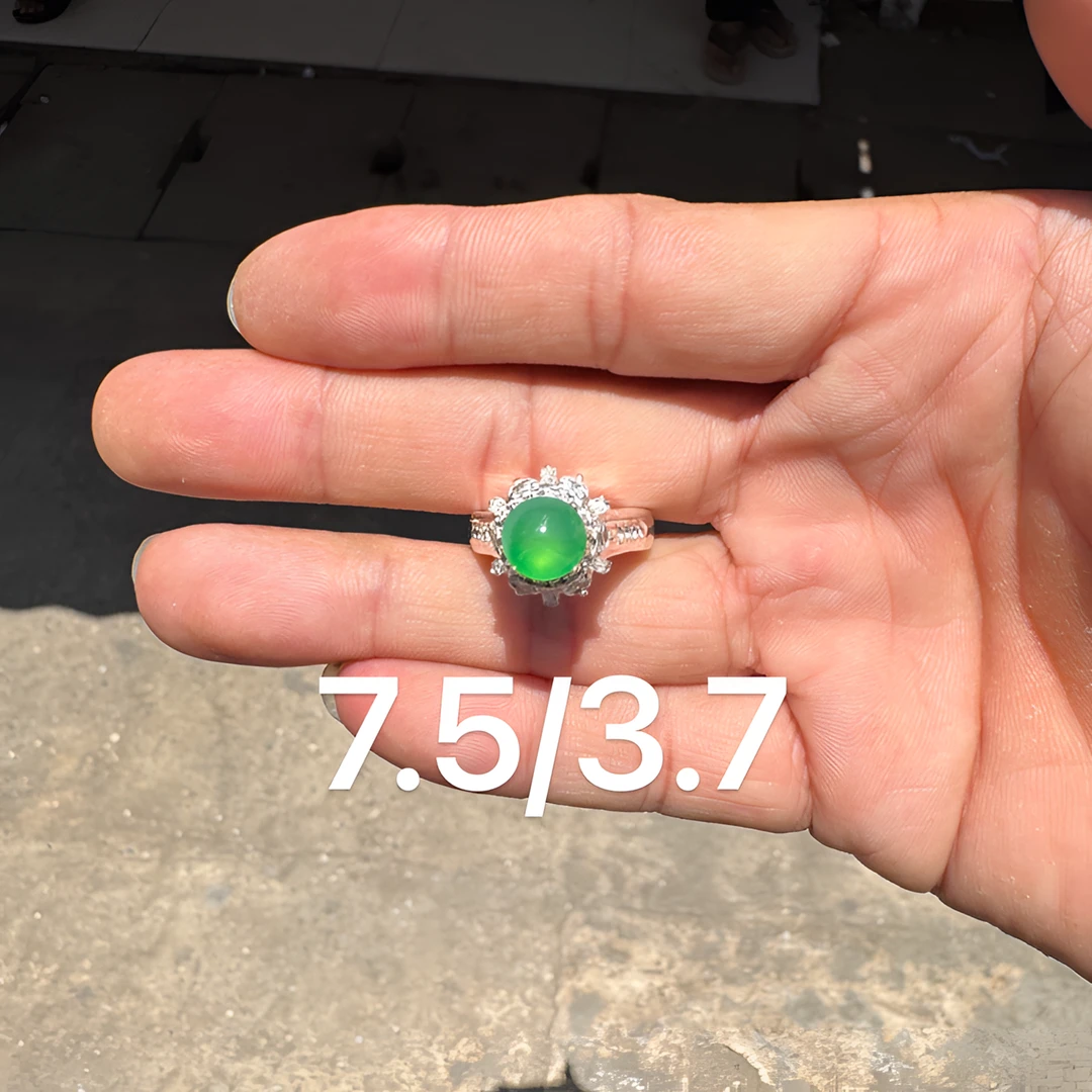 0522(小哪吒在源头)冰种翡翠正圆木那绿戒面干净肉细荧光足M60