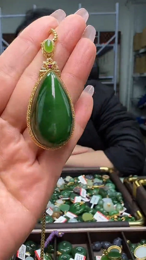 颈饰18K金镶嵌和田玉（多样性发货.发其一)12.24.40