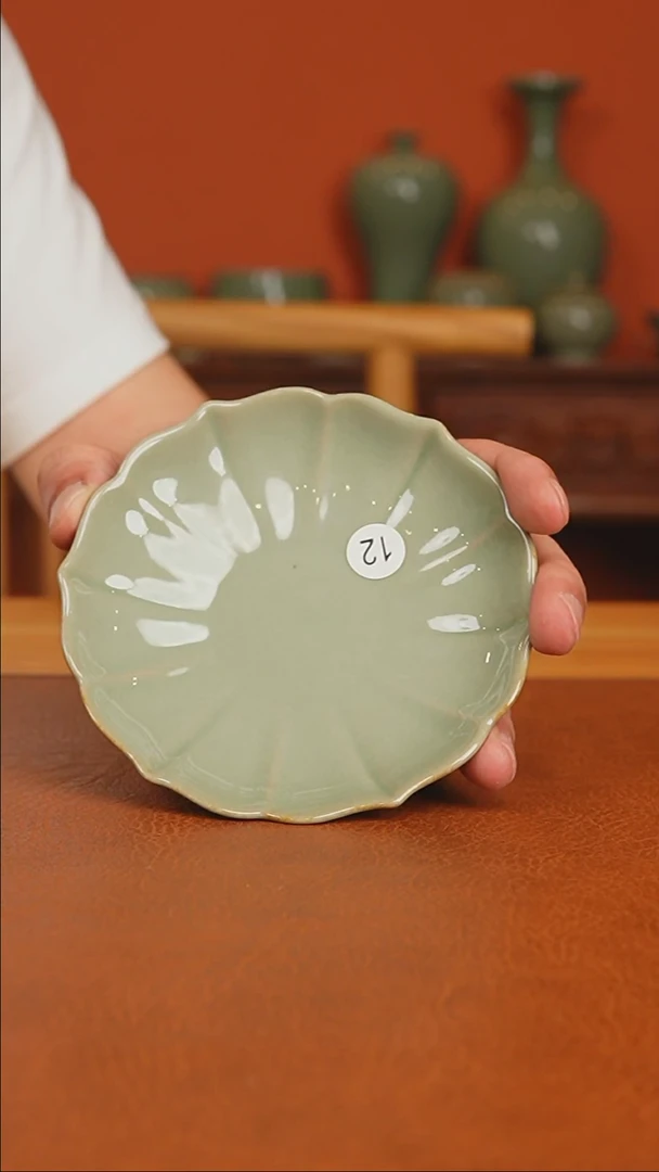 越窑秘色瓷花口盘二级品
