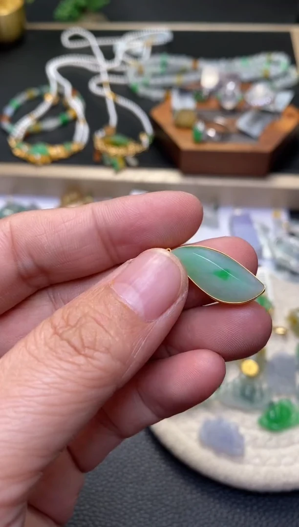 颈饰18K金镶嵌翡翠净货40935