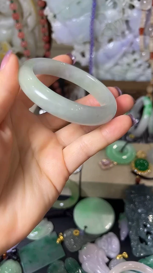 颈饰未镶嵌翡翠镯子