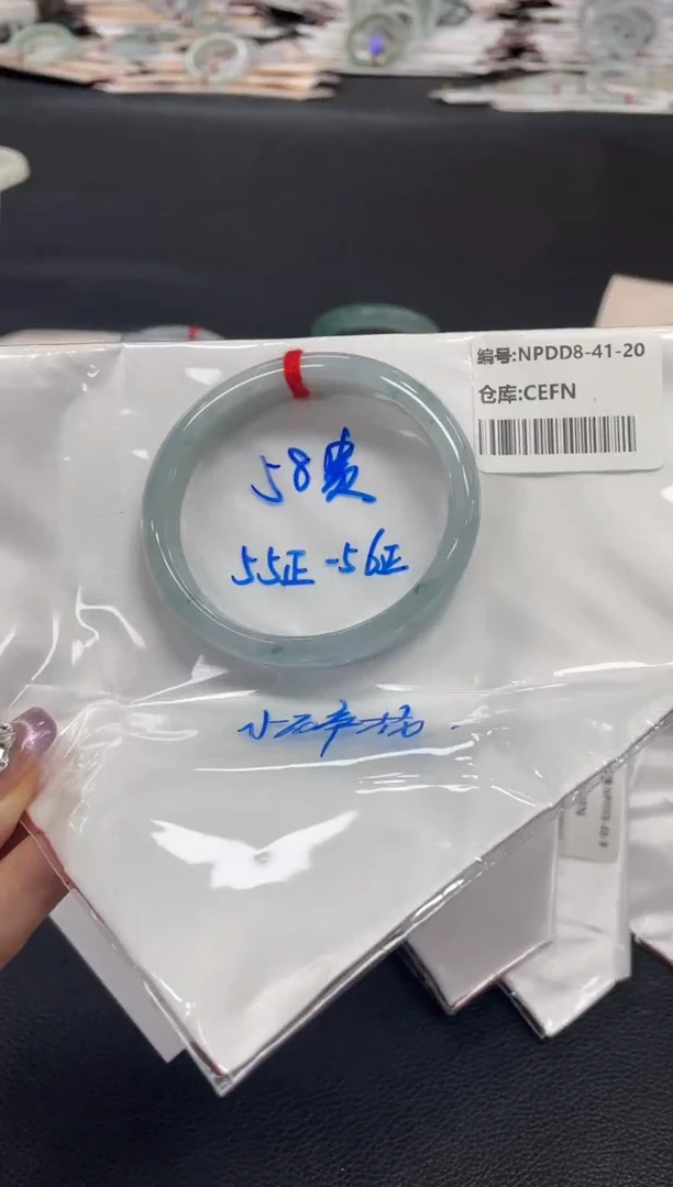 翡翠手镯未镶嵌翡翠手镯