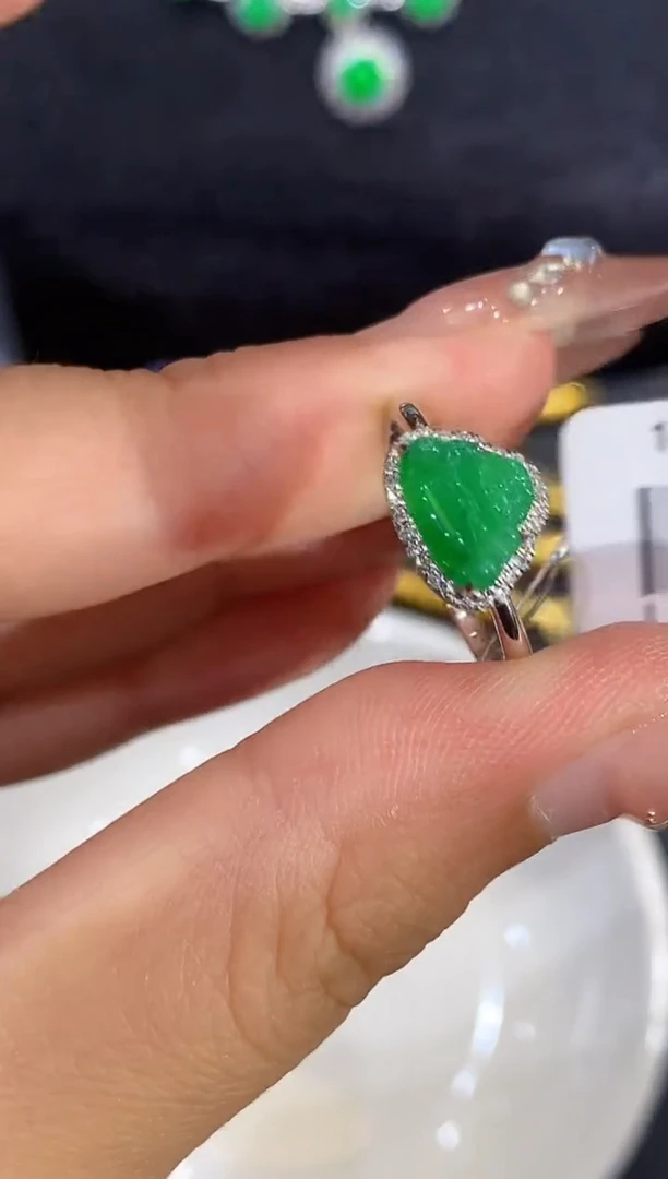 18K金镶嵌戒指翡翠L1255多样性发其一