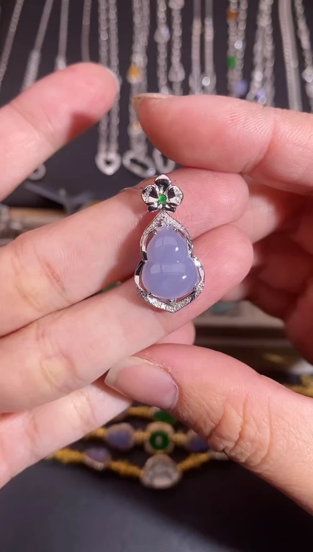 颈饰18K金镶嵌翡翠吊坠