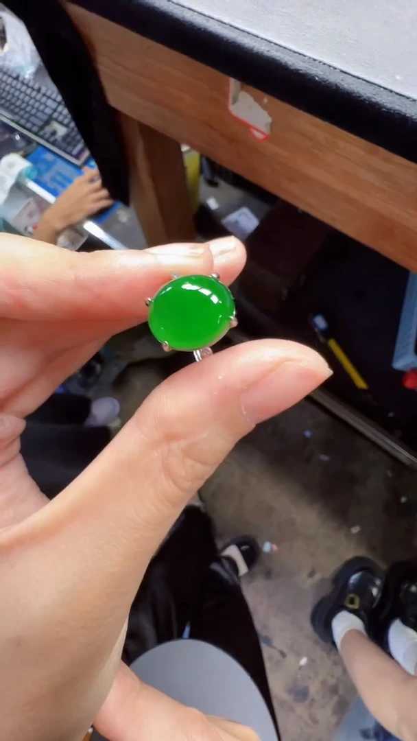 未镶嵌定制翡翠翡翠A货有轻微色差属于正常现象，戒指多样性发货1