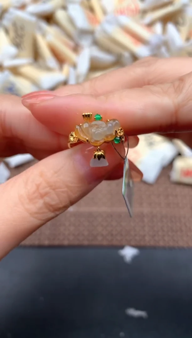 18K金镶嵌挂件翡翠一