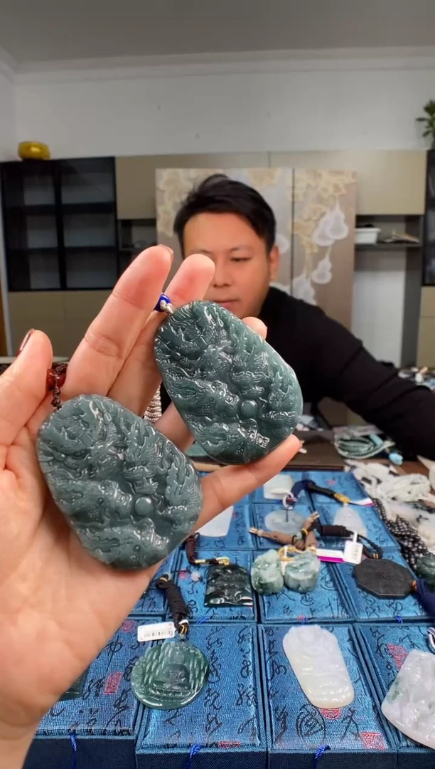 颈饰未镶嵌翡翠  多样性发其一