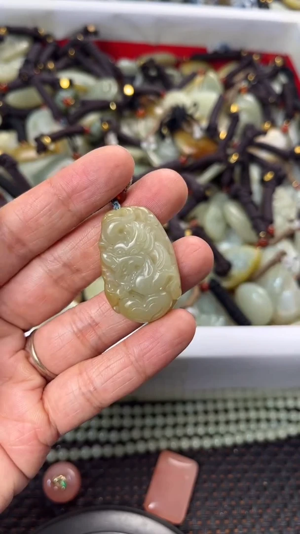 【闪购商品】和田玉颈饰未镶嵌多样性发货没有证书拍一发一有瑕