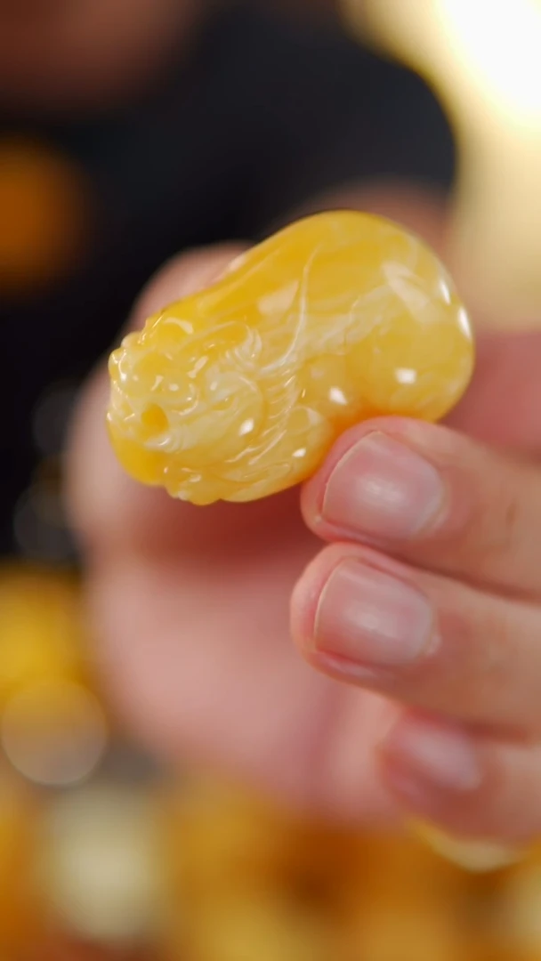 裸石琥珀未镶嵌鸡油黄白花貔貅22.52