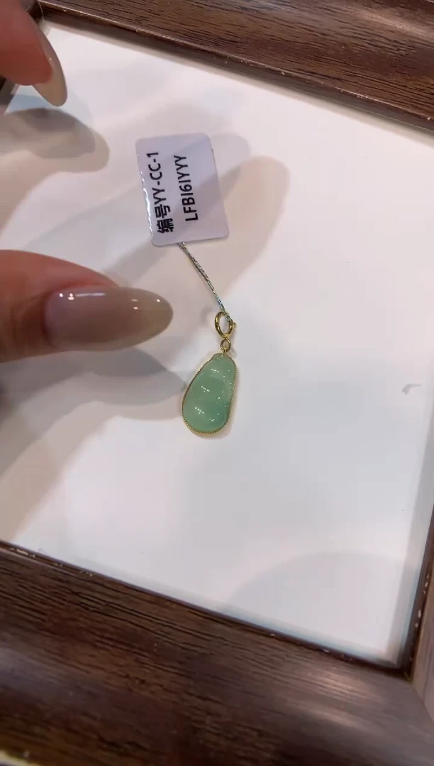 颈饰18K金镶嵌翡翠福豆