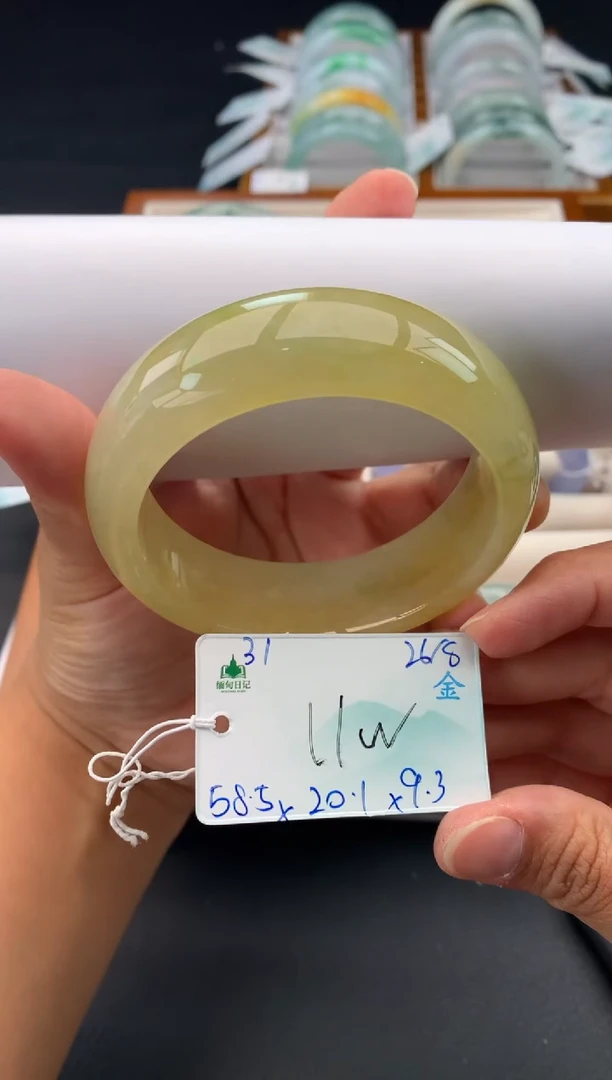 未镶嵌手镯翡翠自带#送人#，联系客服核对地址~