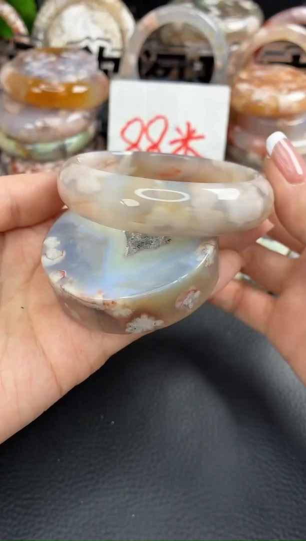 未镶嵌手镯（圆镯）石英质玉57