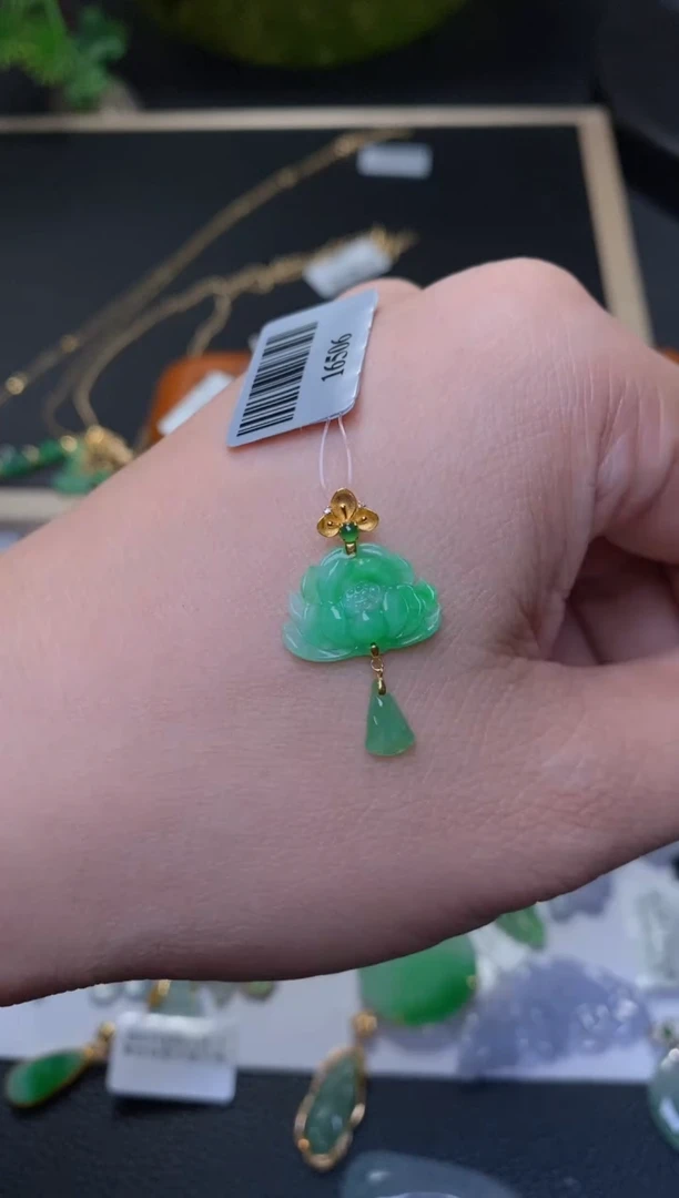 颈饰18K金镶嵌翡翠净货39041