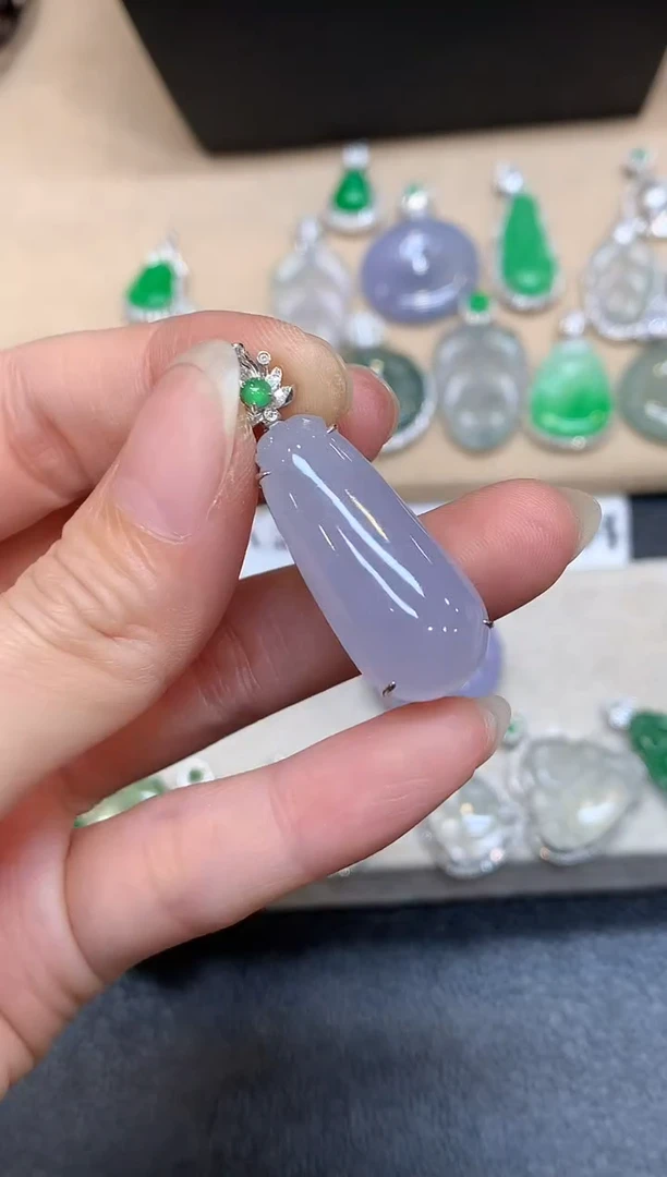 颈饰18K金镶嵌翡翠福瓜【无服务费