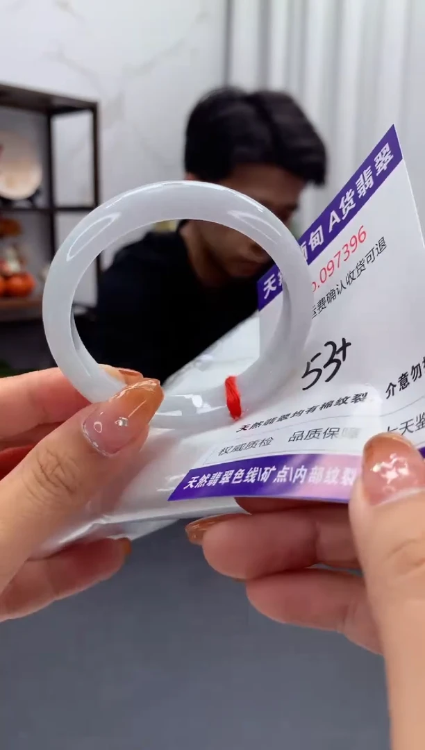 未镶嵌手镯翡翠有纹，完美者勿拍