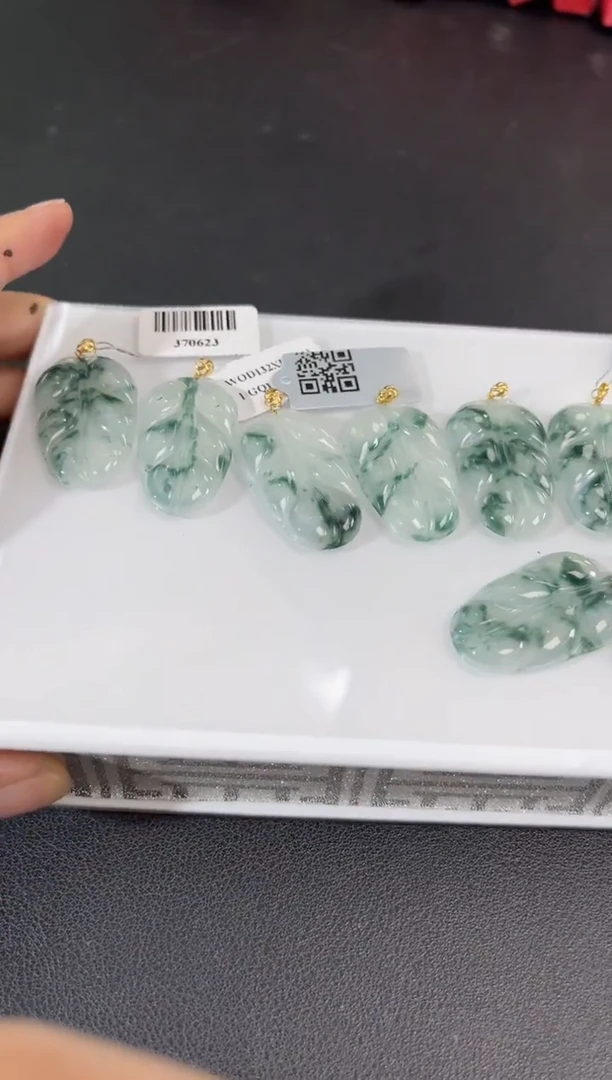 18K金镶嵌挂件翡翠边城刀客/370623/多样性发一