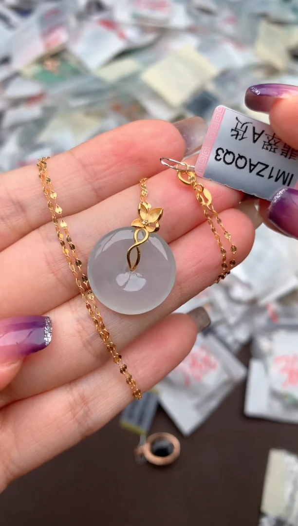 18K金镶嵌挂件翡翠?****贝—