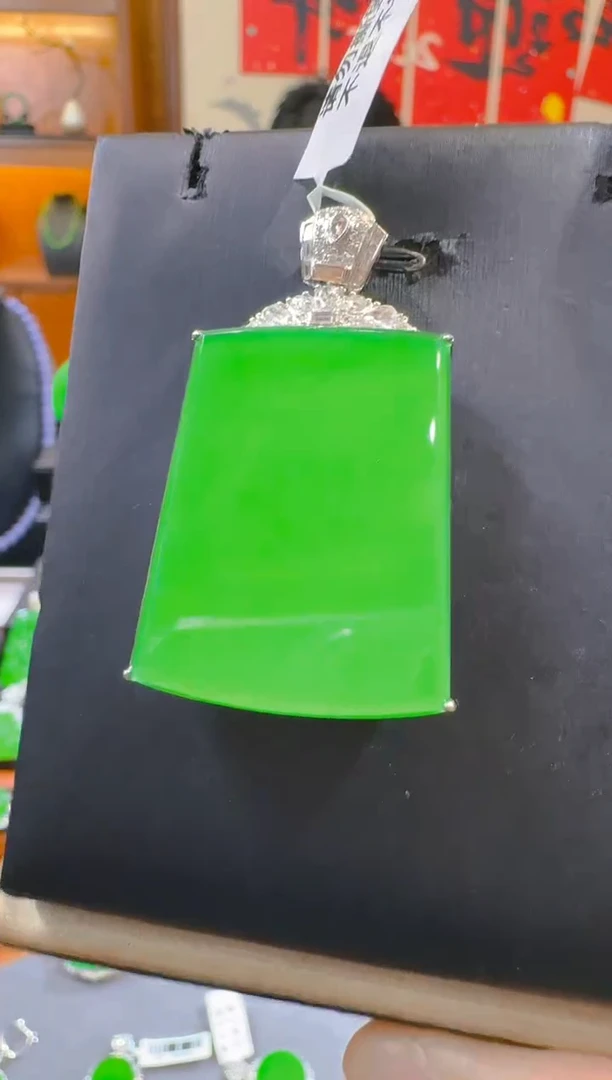 吊坠(赠链)18K金镶嵌翡翠天然A货翡翠