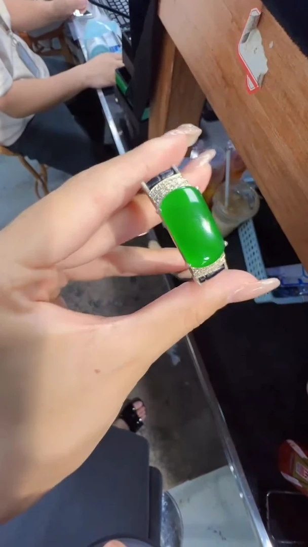 定制翡翠未镶嵌翡翠A货有轻微色差属于正常现象，手牌1